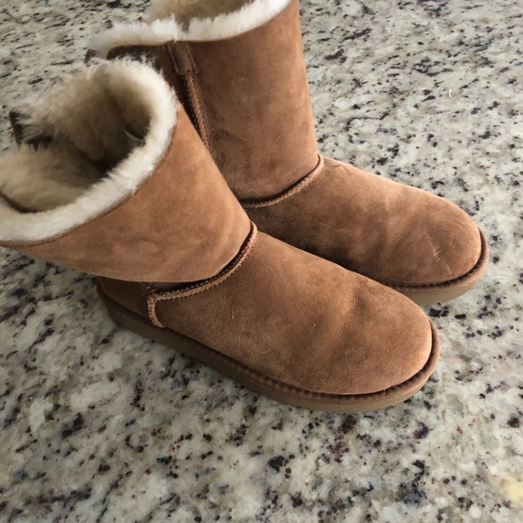8 1/2 brand new Uggs - Picture 3 of 5